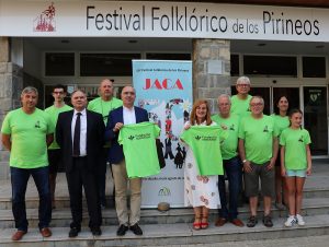 Más de 300 voluntarios de todas las edades conforman las comisiones que hacen posible un evento de esta magnitud: acompañantes, azafatas, alojamientos y comidas, movilidad, servicios generales, artístico y exposiciones, se ocupan de que todo esté a tiempo y la gran maquinaria del Festival no pare ni un momento.