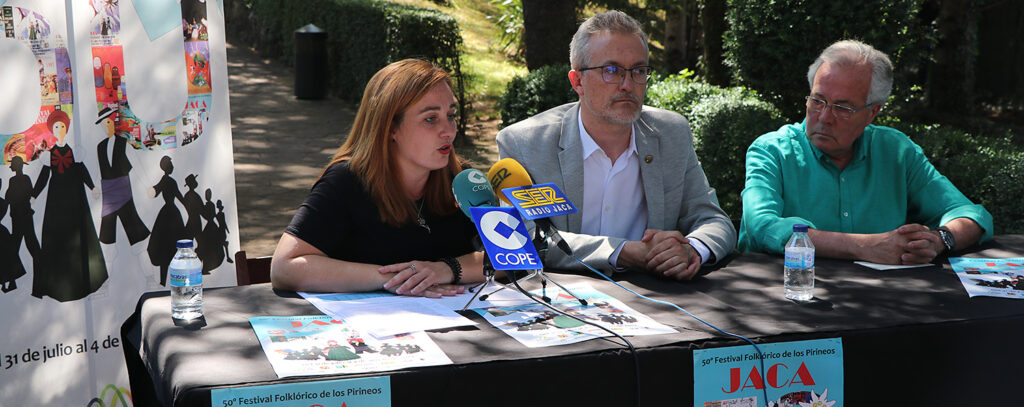 El Festival se ha presentado esta mañana en el Palacio de la Aljafería de Zaragoza, con la participación del Presidente de las Cortes de Aragón, Javier Sada; el Alcalde de Jaca, Juan Manuel Ramón; la concejal delegada del Festival y diputada autonómica, Olvido Moratinos; y José Mª Tomás, representante de los voluntarios. Por la tarde, ha tenido lugar la presentación en el Parque San Lure de Jaca, sede en 2019 del espectáculo inaugural de presentación de grupos.