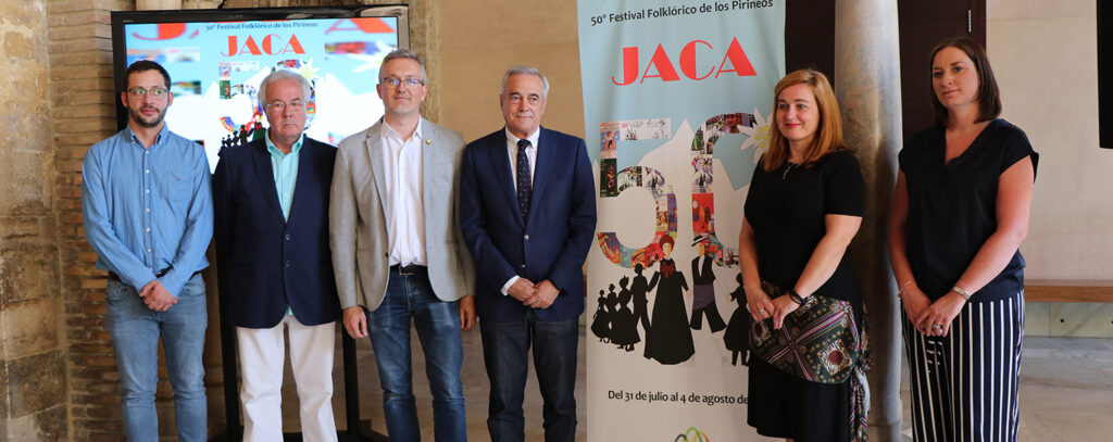 El Festival se ha presentado esta mañana en el Palacio de la Aljafería de Zaragoza, con la participación del Presidente de las Cortes de Aragón, Javier Sada; el Alcalde de Jaca, Juan Manuel Ramón; la concejal delegada del Festival y diputada autonómica, Olvido Moratinos; y José Mª Tomás, representante de los voluntarios.