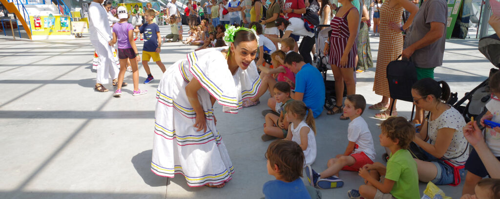 Los talleres, que se pusieron en marcha para que, desde pequeños, los niños sientan como suyo el espíritu del Festival, permiten el contacto directo con los músicos y bailarines que les muestran sus sus dances e instrumentos, y bailan con ellos enseñándoles su folklore y costumbres.