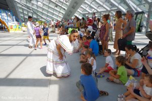 Los talleres, que se pusieron en marcha para que, desde pequeños, los niños sientan como suyo el espíritu del Festival, permiten el contacto directo con los músicos y bailarines que les muestran sus sus dances e instrumentos, y bailan con ellos enseñándoles su folklore y costumbres.