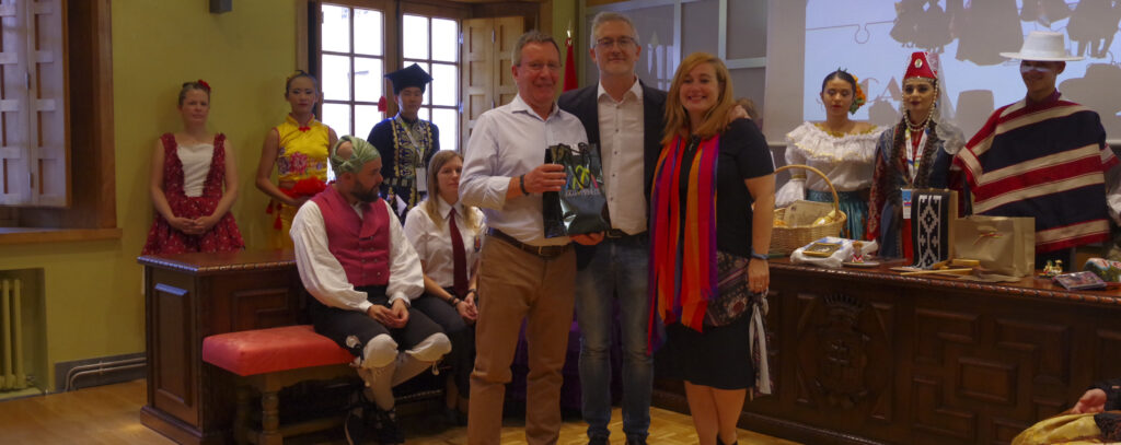 Entrega reconocimiento al Orfeón Jacetano. FOTO: Miguel Ángel Muñoz