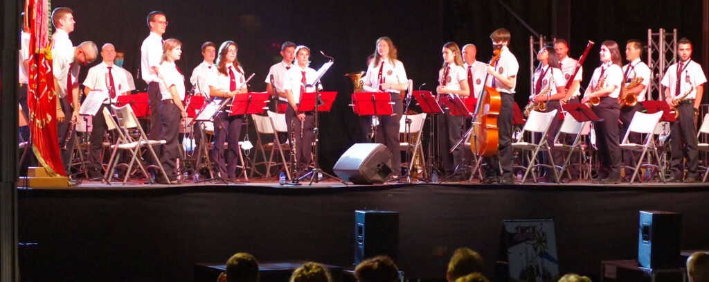 Los ritmos originados en Estados Unidos a finales del XIX y principios del XX, ragtime y foxtrot, tomaron ayer el escenario de San Lure de la mano de la Banda Municipal de Música “Santa Orosia” de Jaca, que hizo viajar al público asistente a los inicios del jazz.