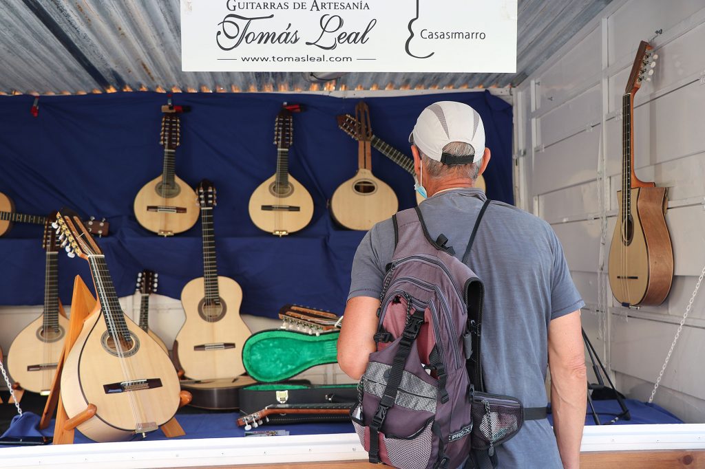 El Festival busca los orígenes del folklore también en los instrumentos, que serán los protagonistas de la “Feria de luthiers” que ha comenzado esta tarde y que reúne artesanos de todo el país que, hasta el próximo domingo, mostrarán su oficio e instrumentos en la Plaza Biscós. 