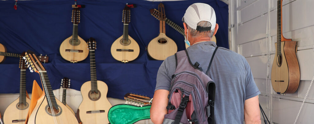 El Festival busca los orígenes del folklore también en los instrumentos, que serán los protagonistas de la “Feria de luthiers” que ha comenzado esta tarde y que reúne artesanos de todo el país que, hasta el próximo domingo, mostrarán su oficio e instrumentos en la Plaza Biscós.