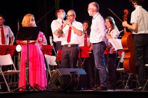 Al finalizar el concierto, el Ayuntamiento de Jaca hizo entrega al director de la Banda del recuerdo que esta 51 edición del Festival está ofreciendo a todos los grupos asistentes, una flauta artesanal pirograbada. Una sencilla y simbólica muestra de agradecimiento por su participación.