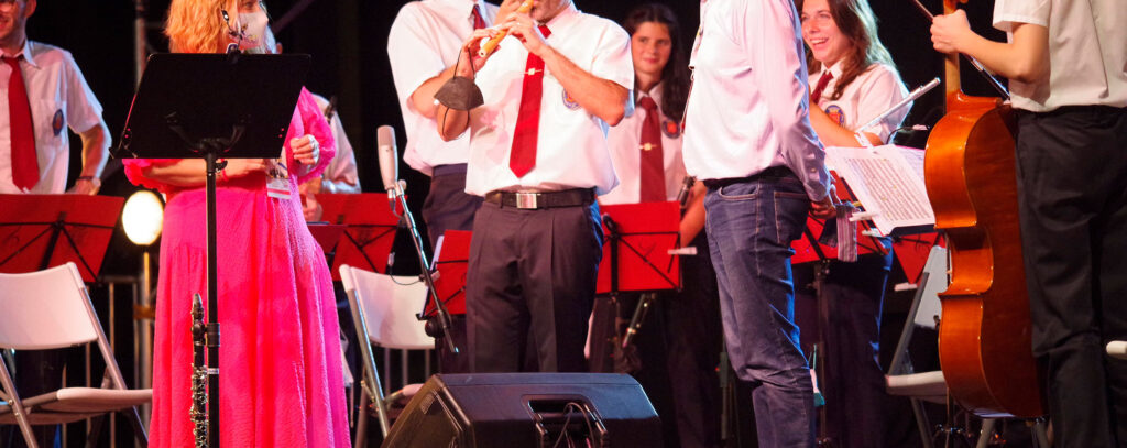 Al finalizar el concierto, el Ayuntamiento de Jaca hizo entrega al director de la Banda del recuerdo que esta 51 edición del Festival está ofreciendo a todos los grupos asistentes, una flauta artesanal pirograbada. Una sencilla y simbólica muestra de agradecimiento por su participación.