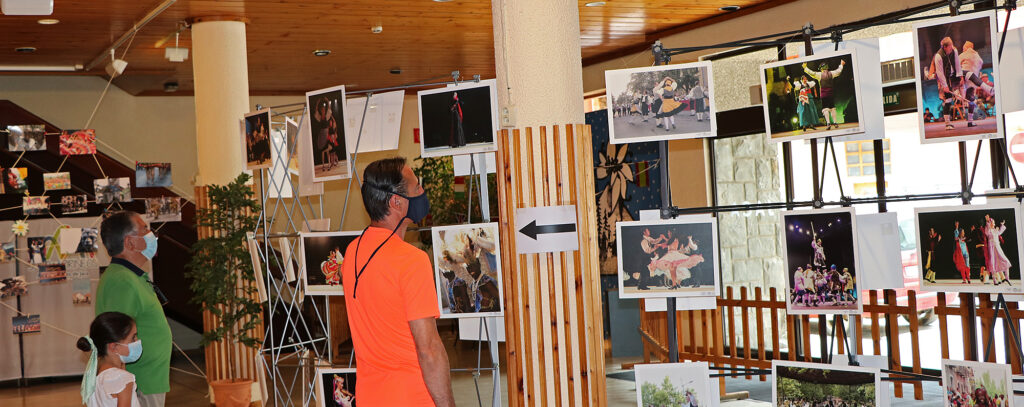 Las imágenes finalistas del Concurso fotográfico de 2019, en el Palacio de Congresos  Por otra parte, las exposiciones se han visto ampliadas desde el pasado miércoles con una nueva muestra, en el Palacio de Congresos, que recoge las fotografías finalistas en el Concurso de Fotografía «El 50 Festival Folklórico de los Pirineos, en la calle» celebrado durante la anterior edición.  Estas cuarenta imágenes son sólo una muestra de la calidad y diversidad de las casi 300 enviadas en esa edición, que fueron exhibidas en el Ayuntamiento de Jaca en enero de 2020. Una fantástica ocasión para que los amantes del folklore puedan revivir la pasada edición.