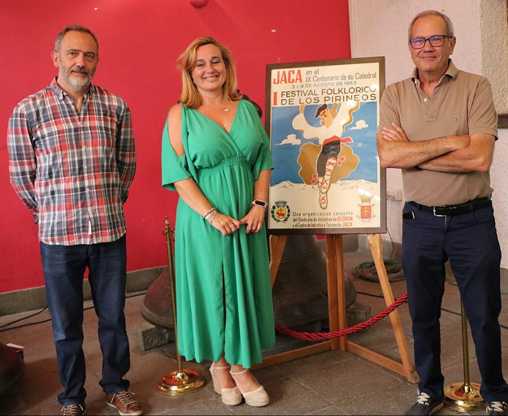 La inauguración de la exposición que se podrá visitar en el hall del Ayuntamiento de Jaca hasta el 7 de agosto, ha sido el momento del agradecimiento a todos los que lo hacen posible con su esfuerzo, y también a Luis Ascaso que ha donado el cartel de la primera edición del Festival en 1963. También ha sido la ocasión de reconocer, una vez más, la figura de Tomás #Asiáin. El reconocido músico navarro compuso el himno del Festival en 1965, convirtiéndose rápidamente en sintonía inconfundible del Festival.