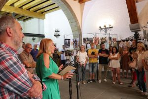 La inauguración de la exposición que se podrá visitar en el hall del Ayuntamiento de Jaca hasta el 7 de agosto, ha sido el momento del agradecimiento a todos los que lo hacen posible con su esfuerzo, y también a Luis Ascaso que ha donado el cartel de la primera edición del Festival en 1963. También ha sido la ocasión de reconocer, una vez más, la figura de Tomás #Asiáin. El reconocido músico navarro compuso el himno del Festival en 1965, convirtiéndose rápidamente en sintonía inconfundible del Festival.