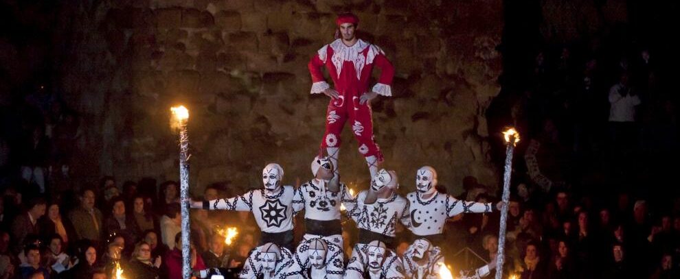 Manuel Tomeo, del grupo Folklórico Alto Aragón ha hablado de la Contradanza de Cetina, declarada Bien de Interés Cultural e Inmaterial por el Gobierno de Aragón. “Todos los años el día de San Juan Lorenzo, la noche del 19 de mayo, los cetineros realizan la contradanza, una serie de mudanzas dedicadas a este santo”. El personaje llamado ‘el diablo’ es el que dirige el baile, que se realiza bajo la luz de la luna y las antorchas que portan los propios contradanceros.