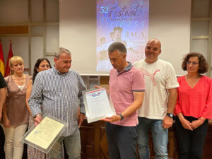 Durante la presentación, José Antonio Diego (miembro del CIOFF y coordinador de la Comisión de Artístico del Festival) ha hecho entrega al alcalde de Jaca, Carlos Serrano, del certificado que renueva y acredita la pertenencia del Festival al CIOFF®, Consejo Internacional de Organizaciones de Festivales de Folklore y de las Artes Tradicionales.