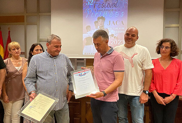 Durante la presentación, José Antonio Diego (miembro del CIOFF y coordinador de la Comisión de Artístico del Festival) ha hecho entrega al alcalde de Jaca, Carlos Serrano, del certificado que renueva y acredita la pertenencia del Festival al CIOFF®, Consejo Internacional de Organizaciones de Festivales de Folklore y de las Artes Tradicionales.