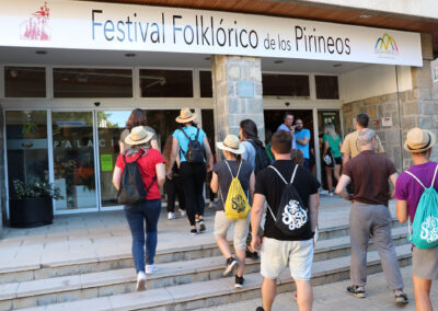 Asociación Cultural “Son D’Aquí” – Galicia Llegada de grupos participantes en el Festival Foklórico de los Pirineos