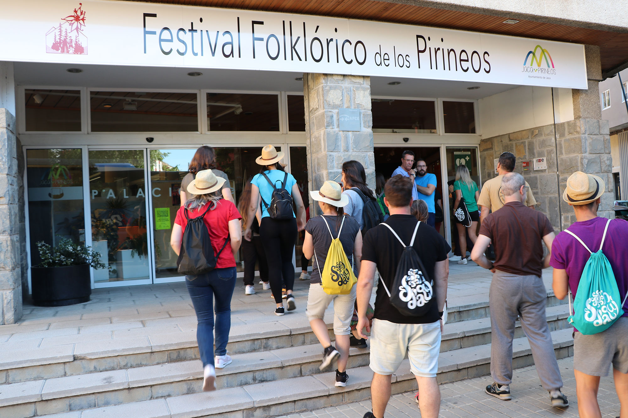 Llegada de grupos participantes en el Festival Foklórico de los Pirineos