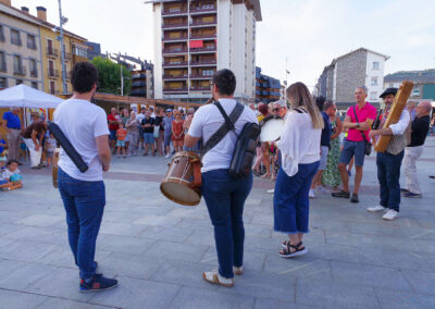 Jornadas ‘Al son del chiflo" en Jaca. Antesala del Festival Folklórico de los Pirineos. Apertura de la feria de lutieres y Música en la calle con los participantes en el “Encuentro de flautas de tres agujeros”
