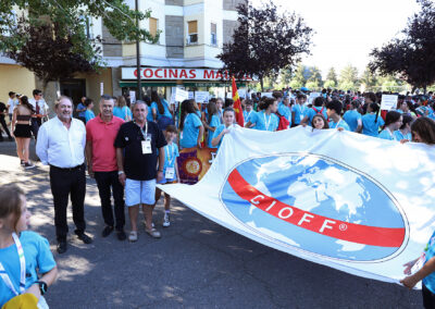 Desfile presentación Festival Foklórico de los Pirineos
