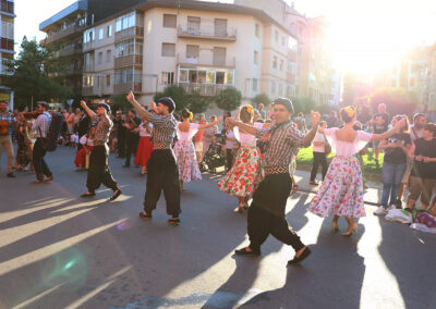 Desfile presentación Festival Foklórico de los Pirineos