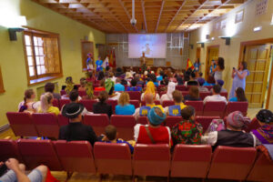 Acto institucional de intercambio de obsequios con los grupos participantes