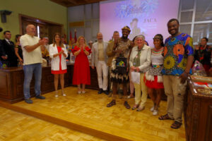 Acto institucional de intercambio de obsequios con los grupos participantes