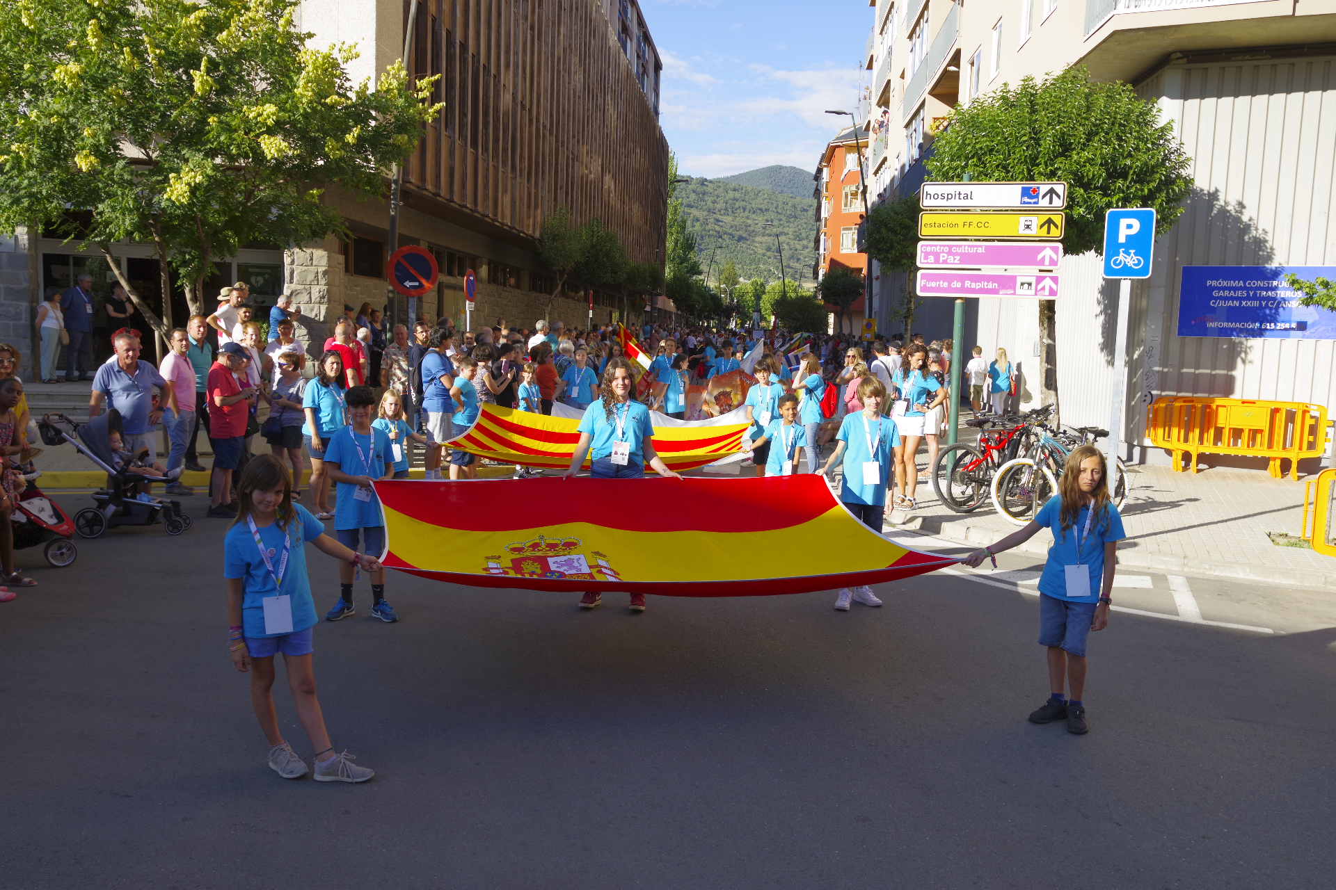 Llegada de grupos participantes en el Festival Foklórico de los Pirineos